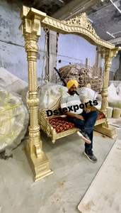 Balançoire en bois sculptée haut de gamme traditionnelle/balançoire en bois ravissante Jhula pour les étapes de mariage balançoires de mariage pour la mariée et le marié - Product Image 2