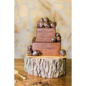 Présentoir à gâteaux en bois vintage avec détails floraux sculptés et charme antique pour l'affichage de gâteaux, desserts et produits de boulangerie - Product Image 4