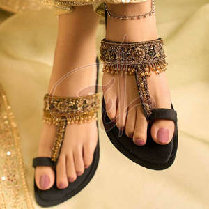 Service OEM, dernière conception, qualité supérieure, chaussures pour femmes Kolhapuri, antidérapantes, personnalisables, semelle extérieure en cuir naturel, faible MOQ - Product Image 4