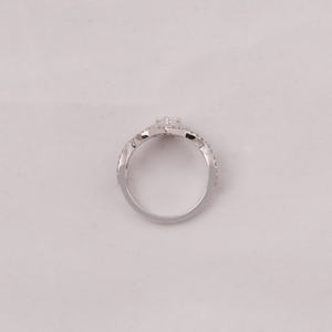 Bague de fiançailles en or massif 18KT avec taille ronde côté poire cultivée en laboratoire diamant serti de cluster certifié IGI diamant sans conflit - Product Image 6