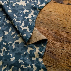 Cuero con estampado de camuflaje verde, negro y marrón, productos de cuero con estampado de flores personalizables de 1 a 12 pies cuadrados. - Product Image 2