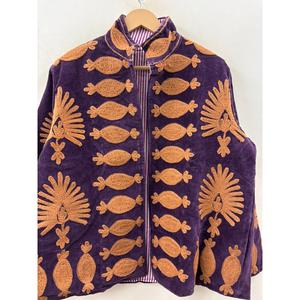 Colección Otoño: Chaqueta de Terciopelo Amethyst Darbar Bordada a Mano en Violeta Intenso y Dorado Azafrán con Diseño Suzani - Product Image 2