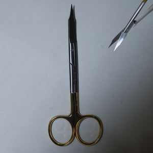 Ciseaux Goldman Fox manuels de 5 pouces à lames courbées dentelées, de précision chirurgicale, conçus pour la coupe de tissus fins en chirurgie. - Product Image 1