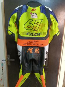 Combinaison de moto professionnelle en cuir jaune et bleu, sur mesure avec logo, confortable et au design moto. - Product Image 4