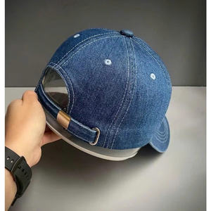 หมวกเบสบอลผ้ายีนส์สีน้ำเงินเข้มใส่ได้ทั้งชายและหญิง BC04มีรูปลักษณ์ที่ดูสบายและดีไซน์เรียบง่ายเหมาะกับสไตล์สตรีทแวร์ทุกวัน - Product Image 5