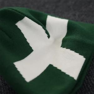 Personnalisation gratuite Bonnets en tricot élégants Chapeaux d'hiver Chauds Casquettes de crâne à revers Logo brodé Tissu commun Unisexe pour adultes en vrac - Product Image 3