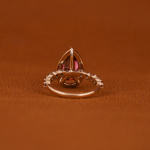 Bague de fiançailles en diamant rose taille poire de style classique plaqué or platine Lab créé avec un diamant latéral taille ronde rose et blanc - Product Image 4