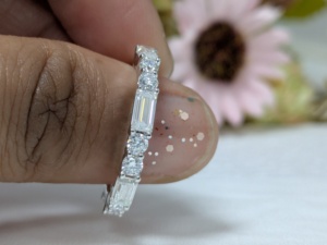 แหวนแต่งงานแบบมินิมอลทองคำขาว 14K สำหรับเธอ ประดับเพชรทรงบาแก็ตต์และทรงกลม 1.30 กะรัต แหวนแต่งงานแบบ Eternity ของขวัญวันวาเลนไทน์ - Product Image 2