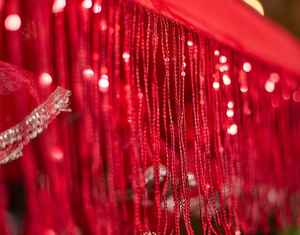 Chadar d'entrée de mariée personnalisé en sequins rouges avec longue dentelle en sequins et bâtons décoratifs, parfait pour une grande entrée de mariage - Product Image 2