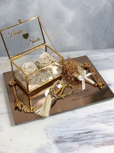 กล่องจัดระเบียบแก้วที่ทำขึ้นอย่างประณีตโดยมีสี่เหลี่ยมผืนผ้าสีทองสดใสโดดเด่นด้วยการออกแบบที่สง่างามไม่เหมือนใคร - Product Image 4