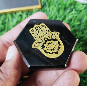 Pierre d'obsidienne noire hexagonale avec gravure Hamsa dorée, pièce d'art décorative religieuse - Product Image 2