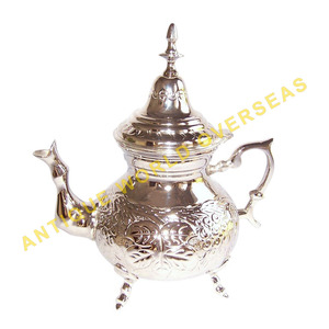 กาน้ำชาชุบเงินทรงสูงพร้อมการแกะสลักลายดอกไม้ที่ซับซ้อนทำจากโลหะสำหรับพิธีชงชาแบบดั้งเดิมของชาวโมร็อกโกทำด้วยมือ - Product Image 2