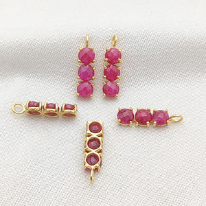 Rubí teñido chapado en oro piedra de nacimiento tres piedra conector doble bucle encantos de piedras preciosas para la fabricación de joyas DIY - Product Image 1