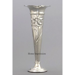 Vase trompette en aluminium moulé couleur argent finition brillant poli unique design moderne look attrayant décoration de mariage - Product Image 1