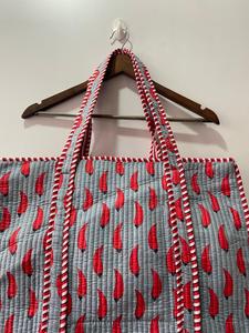 Bolsa de Mano Grande Acolchada Gris para Viaje o Uso Diario, Bordada con Hojas Rojas, de Algodón, con Cierre de Cremallera, Abierta, con Cadenas Modernas - Product Image 5