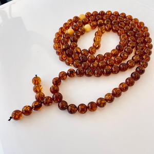 Mala bouddhiste en ambre naturel cognac doré, 108 perles - Product Image 3