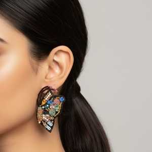 Boucles d'oreilles pendantes Meadow Flutter avec perles, accessoire de mode au design perlé magnifique - Product Image 1