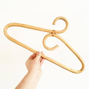 Cintre pour vêtements d'enfants en rotin écologique avec design à crochet - Product Image 1