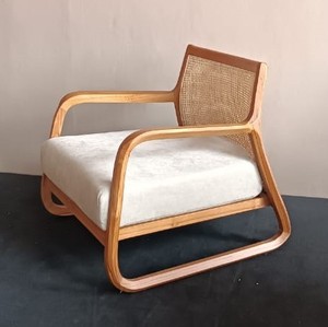 Elegante Silla de Salón Moderna Escandinava ALIE, Respaldo de Madera de Teca, Diseño Cuadrado de Ratán Natural, Sala de Estar por Rachel Natalie - Product Image 3