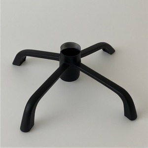 Elegante soporte de árbol de Navidad de pátina de latón con base adornada Detalles artesanales hechos a mano diseñados para vacaciones festivas - Product Image 4