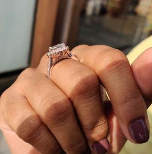 Anillos de promesa de diamantes de moissanita de corte radiante central para mujer tachonados con oro sólido de 10kt - Product Image 2