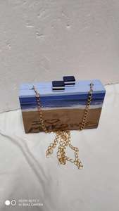 Ensemble complet tendance pour femme : Pochette en résine, collier avec breloque papillon vintage plaqué or et perles d'imitation, idéal pour mariage - Product Image 5