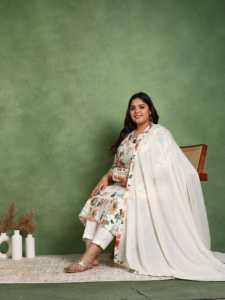 Ensemble Kurta Pantalon Dupatta à imprimé floral Multicolore Fabriqué en coton cambric avec détails en dentelle à col en V et manches 3/4 - Product Image 3