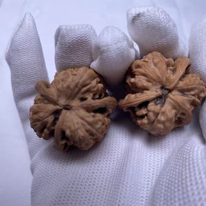 Masajeador de Mano de Lujo de Grado Coleccionista, Hecho a Mano con Textura Natural de Nuez Shengguan y Forma Triangular - Product Image 6