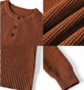 Pull Henley à manches longues décontracté pour hommes avec texture gaufrée et décoration de logo - Product Image 6