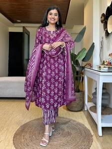 ชุดคุर्ติผ้าฝ้ายใหม่สไตล์โมเดิร์นสำหรับงานเทศกาล พร้อมผ้าคลุมไหล่ ลายพิมพ์บล็อกแบบ Saganeri แห้งเร็ว เหมาะสำหรับงานปาร์ตี้ ใช้ได้ทุกฤดู - Product Image 3