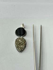 Beau Style Naturel Noir Tourmaline et Pyrite Pierres Précieuses Brutes Pendentifs En Gros En Laiton Métal Gemme Pendentif conception - Product Image 4
