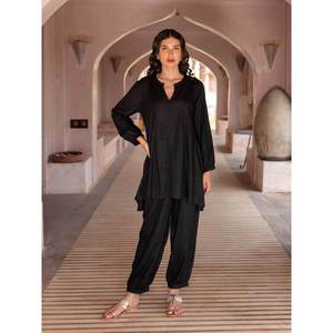 Haut midi asymétrique brodé noir en viscose - Product Image 4