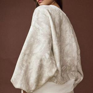 เสื้อสเวตเชิ้ตผู้หญิงทรงโอเวอร์ไซส์ ผลิตจากผ้าฟลีซฝ้าย 100% ให้ความรู้สึกสวมใส่สบายๆ เหมาะสำหรับใส่ในสภาพอากาศหนาว มีโลโก้ด้านหน้า - Product Image 6