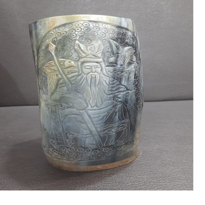 Tasse en corne à boire sculptée à la main avec des sculptures complexes sur le thème viking pour l'hydromel et le magasin d'approvisionnement viking - Product Image 3