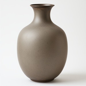 Vase en métal antique fabriqué à la main avec un éclat poli parfaitement conçu pour l'affichage de fleurs élégantes et la décoration de la maison - Product Image 1