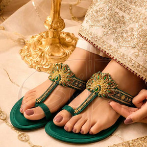 Zapatillas Kolhapuri Elegantes Color Verde Botella, Hechas a Mano, Antideslizantes, con Bordado Intrincado de Flores, Parte Superior de Gamuza y Terciopelo, para Todas las Temporadas - Product Image 4