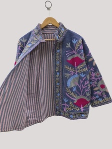 Chaqueta de Terciopelo Azul Suzani, Prenda Étnica Bohemia Bordada, Abrigo Bohemio para Festivales, Chaqueta Corta Bordada Estilo Boho de la India - Product Image 5