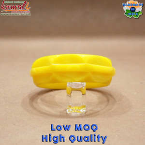 Brazalete de resina amarilla vintage con detalles tallados, joyería de reproducción antigua para mujer en estilo clásico - Product Image 5