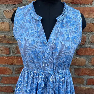 Robe longue sans manches à imprimé bloc bleu pour femmes robe d'été en coton indien à motifs floraux avec design à plusieurs niveaux - Product Image 1