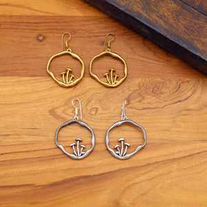 Boucles d'oreilles dorées charme champignon, bijoux huggies vintage en laiton pour elle, boucles d'oreilles boho inspirées de la nature, faites à la main - Product Image 4