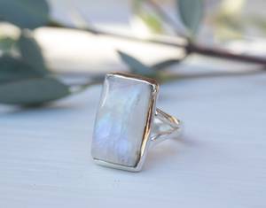 Petite bague rectangulaire en pierre de lune, faite à la main, en argent sterling 925, pierre de naissance de juin, style bohème, bijou quotidien, idée cadeau unique - Product Image 1