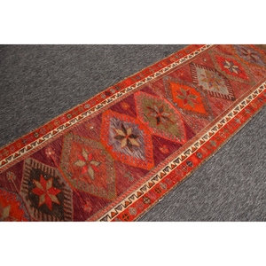 Alfombra Turca Vintage Pequeña de 3x15.8 pies, Naranja Marrón Geométrica con Elementos Florales - Product Image 3