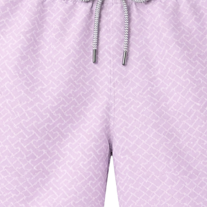 Shorts de bain recyclés pour hommes, motif abstrait de labyrinthe lilas, séchage rapide, avec taille élastique et poches à cordon - Product Image 5