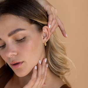 Boucles d'oreilles créoles côtelées en argent 925 plaqué or boucles d'oreilles géométriques de créateur cerceaux de déclaration audacieux bijoux épais cadeau de maman parfait - Product Image 2