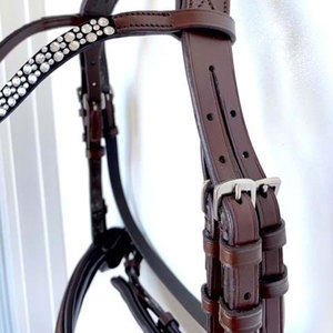 Bride polyvalente pour cheval en un seul design avec muserolle réglable et quincaillerie en acier inoxydable pour l'équitation - Product Image 3