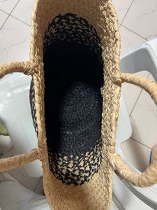 Sac fourre-tout en raphia tressé pour femme ARTIMADA, motif géométrique, forme seau, fait main, paille naturelle, deux poignées, ouvert - Product Image 4