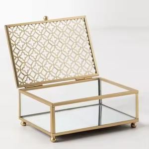 Moderno y Lujoso Espejo Hexagonal con Marco de Latón Dorado y Cristal, Joyero para Organización Decorativa o Regalo - Product Image 6