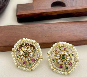 Pendientes Elegantes de Alta Calidad Chapados en Oro con Piedras de Aspecto Tradicional para Bodas y Festivales, Colecciones para Mujeres y Niñas - Product Image 1