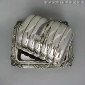 Mantequilla de cerámica blanca simple con letras "BUTTER" en negrita, utensilios de cocina funcionales y encantadores. Disponible a precio mayorista - Product Image 1