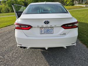 สีขาวเป็นประกาย2023มือสอง Toyota Camry Hybrid SE Nightshade FWD พร้อมล้ออัลลอยด์เบาะหนังระบบนำทางสตาร์ทด้วยรีโมท - Product Image 4